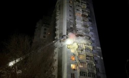 Des pompiers ukrainiens éteignent un incendie dans un immeuble résidentiel causé par une frappe russe sur Zaporijjia dans le sud de l'Ukraine le 24 mars 2026