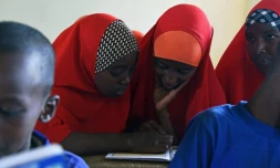 Halima (c, d) mariée à 13 ans étudie dans une classe à Wajir, le 28 septembre 2016
