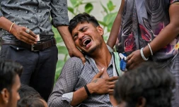 Kalpesh Patni (au centre) pleure la mort de son frère Akash, 14 ans, tué dans son sommeil par le crash de l'avion d'Air India sur son domicile à Ahmedabad, en Inde, le 13 juin 2025