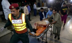 Évacuation d'un blessé après l'explosion d'une bombe près d'un poste de contrôle policier à Raiwind, dans la banlieue de Lahore, le 14 mars 2018