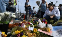 Des personnes déposent des fleurs et des messages près de la First Baptist Church, après une fusillade meurtrière, le 7 novembre 2017 à Sutherland Springs, au Texas