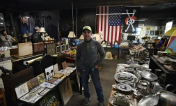 Nelson Molina au milieu des milliers d'objets ramassés lors de ses tournées d'éboueur, rassemblés au fond d'un dépÎt, le 27 février 2016 à New York