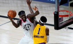 Le joueur camerounais des Toronto Raptors Pascal Siakam au duel avec Kentavious Caldwell-Pope des Los Angeles Lakers en NBA le 1er août 2020 à Lake Buena Vista, en Floride