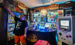 Le collectionneur "Proudro" montre ses consoles et jeux vidéo anciens chez lui à Kasumigaura, dans la préfecture d'Ibaraki, dans l'est du Japon, le 24 juin 2024