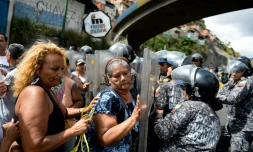 Colère dans les rues de Caracas où les gens excédés par les pénuries s'opposent aux forces de l'ordre, le 28 décembre 2017