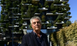 L'architecte et urbaniste italien Stefano Boeri devant le complexe architectural "Forêt verticale" en septembre 2017 à Milan
