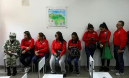 Des gens s'inscrivent pour rejoindre les forces militaires lors d'une campagne nationale d'enrôlement lancée par le président vénézuélien Nicolas Maduro, le 23 août 2025 à Caracas