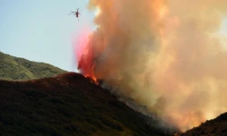 Un hélicoptÚre survole l'incendie qui fait rage à Keenbrook, en Californie, le 18 août 2016