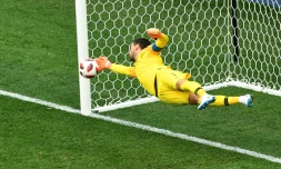 Le gardien Hugo Lloris évite un but uruguayen lors de la qualification de la France en demi finales du Mondial le 6 juillet 2018