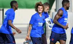 Le nouvel attaquant de Barcelone Antoine Griezmann lors de sa premiÚre séance d'entraßnement avec le club catalan le 15 juillet 2019 à Barcelone