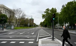 Un homme traverse une avenue dans un Madrid désert, le 21 avril 2020