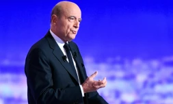 Alain Juppé dans les studios de TF1 lors du premier débat télévisé de la primaire de la droite le 13 octobre 2016 à La Plaine-Saint-Denis 