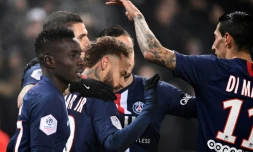 Neymar félicité par ses équipiers du Paris SG après son but contre Nantes en L1 au Parc des Princes le 4 décembre 2019