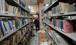 Des rayonnages de la bibliothÚque de l'Université, le 17 avril 2019 à Mossoul, en Irak