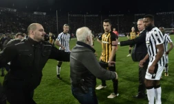 Le président du PAOK Ivan Savvidis lors de son irruption, arme à la ceinture, à la fin du match entre son équipe et l'AEK Athènes, le 11 mars 2018 à Thessalonique