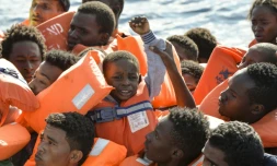 Des migrants sur un bateau pneumatique secourus par un navire maltais et la croix rouge italienne, le  3 novembre 2016