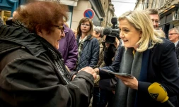 Marine Le Pen en campagne le 23 octobre 2015 à Senlis