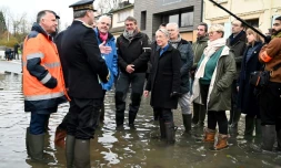 La PremiÚre ministre Elisabeth Borne s'entretient avec le préfet du Pas-de-Calais Jacques Billant (G), le maire de Neuville-sous-Montreuil Olivier Deken et des responsables locaux à Neuville-sous-Montreuil, dans le Pas-de-Calais, le 16 novembre 2023