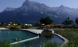 Vue du plan d'eau biotope et de ses bassins de filtration naturelle, à Combloux, en Haute-Savoie, le 12 août 2026