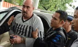 Le Français Serge Atlaoui (g.), condamné à mort pour trafic de drogue, est escorté par la police à son arrivée au tribunal de Tangerang, dans la banlieue de Jakarta, le 1er avril 2015