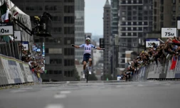L'Américain Brandon McNulty célèbre sa victoire aux Championnats du monde de cyclisme sur route, le 27 septembre 2026 à Montréal