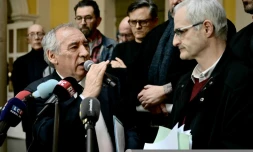 Le Premier ministre français François Bayrou (G) s'adresse à la presse après une rencontre avec des membres du collectif des victimes de violences de Notre-Dame-de-Betharram et son porte-parole Alain Esquerre (D) à la mairie de Pau, dans le sud-ouest de la France, le 15 février 2025