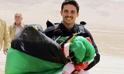 Photo prise le 17 avril 2012 montre le prince jordanien Hamza portant un parachute durant un évÚnement dans le désert de Wadi Rum en Jordanie