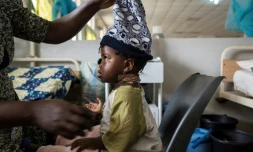 Une fillette blessée à coups de machette lors d'un massacre intercommunautaire dans le centre du Nigeria est soignée à l'hopital de Jos, le 28 juin 2018.
