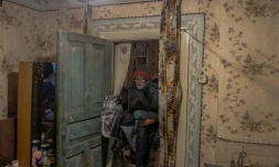 Vasyliy, 55 ans, transporte ses biens avant d'être évacué sa maison à Pokrovsk, en Ukraine, le 14 décembre 2024