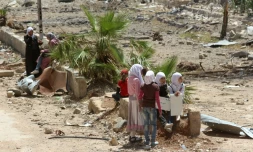 Des jeunes filles tiennent des pancartes dans la ville rebelle de Daraya, assiégée depuis 2012, le 23 mai 2016