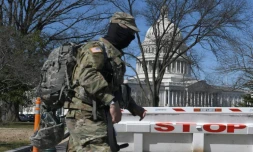 Un membre de la Garde nationale devant le Capitole, à Washington, le 3 mars 2021 