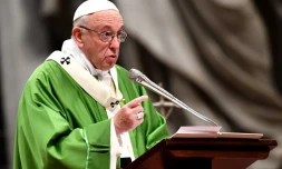 Le pape François lors d'une messe à la basilique Saint-Pierre de Rome, lors de la journée mondiale des migrants et réfugiés, le 14 janvier 2018