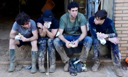 De jeunes se reposent aprÚs le nettoyage de Paiporta, dans la région de Valence, le 4 novembre 4, 2024