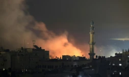 De la fumée s'élève de Rafah, dans la bande de Gaza, après un bombardement israélien, le 14 décembre 2023