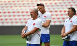 Le sélectionneur de l'équipe de France, Jacques Brunel (g), lors d'un entraßnement de l'équipe à Nice, le 16 août 2019