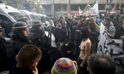 Des manifestants à Paris pour une "marche sur l'Elysée" contre "la politique anti-sociale" d'Emmanuel Macron, dénonçant la baisse des emplois aidés, les réformes du code du travail et de l'ISF, le 18 novembre 
