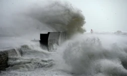 Tempête et fortes vagues au port de Lesconil, dans le Finistère, le 3 février 2017