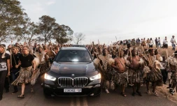 Le convoi funĂšbre de Mangosuthu Buthelezi travers la ville de Mahlabathini, en Afrique du Sud, le 15 septembre 2023