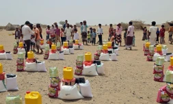 Distribution de rations alimentaires dans un camp de déplacés, dans la province occidentale de Hodeida, le 29 mars 2022 au Yémen
