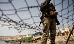 Des migrants retournent au Maroc après avoir franchi la frontière pour entrer dans l'enclave espagnole de Ceuta, le 31 juillet 2026