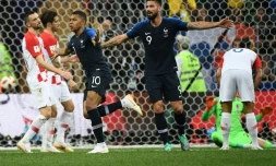 Olivier Giroud partage sa joie avec Kylian Mbappé, buteur contre la Croatie en finale du Mondial à Moscou, le 15 juillet 2018 