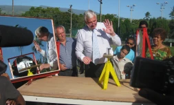 Jeudi 10 juin 2010 - Denis Eudeline, spécialiste de l'énergie solaire, fait une démonstration du four solaire  (Photo : DR)
