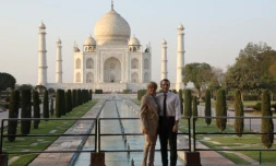 Le président français EMmanuel Macron et son épouse Brigitte Macron au Taj Mahal, en Inde, le 11 mars 2018