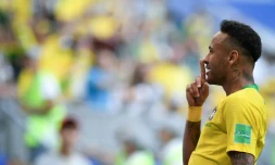 L'attaquant du Brésil Neymar ouvre le score pour le Brésil face au Mexique en 8e de finale au Mondial, le 2 juillet 2018 à Samara