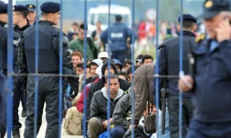 Des migrants et réfugiés stoppés par des policiers croates au niveau du village de  Strosinci tout proche de la frontière serbe, le 26 septembre 2015