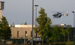 Un hélicoptère de la gendarmerie se prépare à atterrir à la prison de Condé-sur-Sarthe, en vue du transfert du trafiquant de drogue Mohamed Amra depuis l'établissement situé dans le nord de la France, tôt le 11 juin 2025, pour une comparution au Palais de Justice à Paris