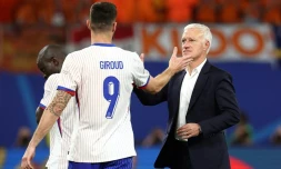 Didiers Deschamps satisfait du point glané par la France contre les Pays-Bas, félicite son attaquant Olivier Giroud à la fin du match de l'Euro-2024 vendredi à Leipzig.