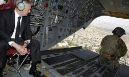 Le chef du Pentagone Jim Mattis, arrive en hélicopter pour une visite surprise en Afghanistan, où 8.400 soldats américains sont déployés, le 24 avril 2017 à Kaboul