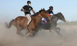 Des jockeys participent à la première course de chevaux de la saison à l'hippodrome de Biligoni, le 30 novembre 2024 au Tchad