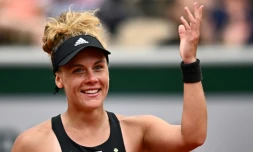 La joie de la Française Léolia Jeanjean, après avoir battu la Tchèque Karolina Pliskova, 8e mondiale, 6-2, 6-2 au 2e tour à Roland-Garros, le 26 mai 2022